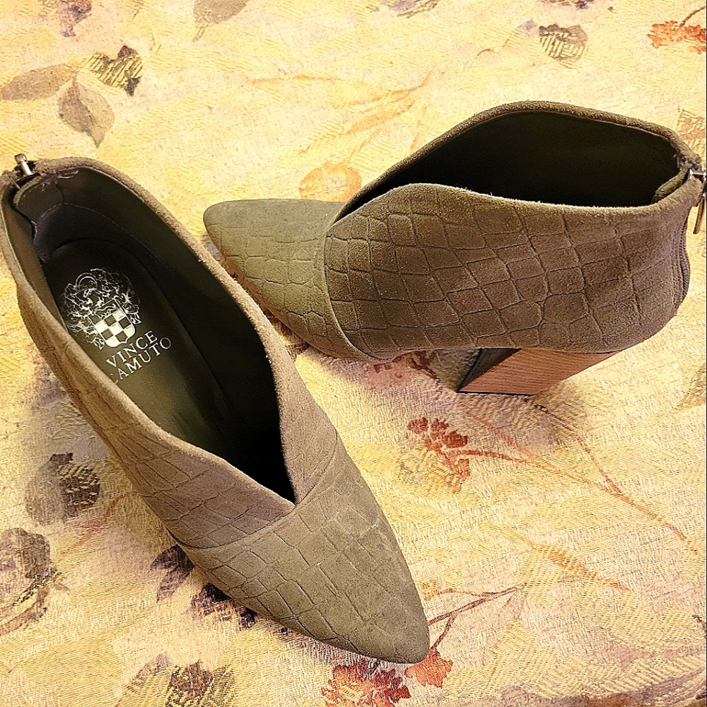 Vince Camuto shooties  size 7.5 M dark taupe, croc-patterned nubuck suede